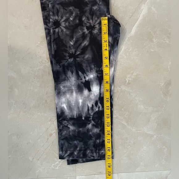 Danskin Leggings Size Medium Black Gray Tie Dye Fitted Cropped Capri Comfy Soft - Picture 3 of 7